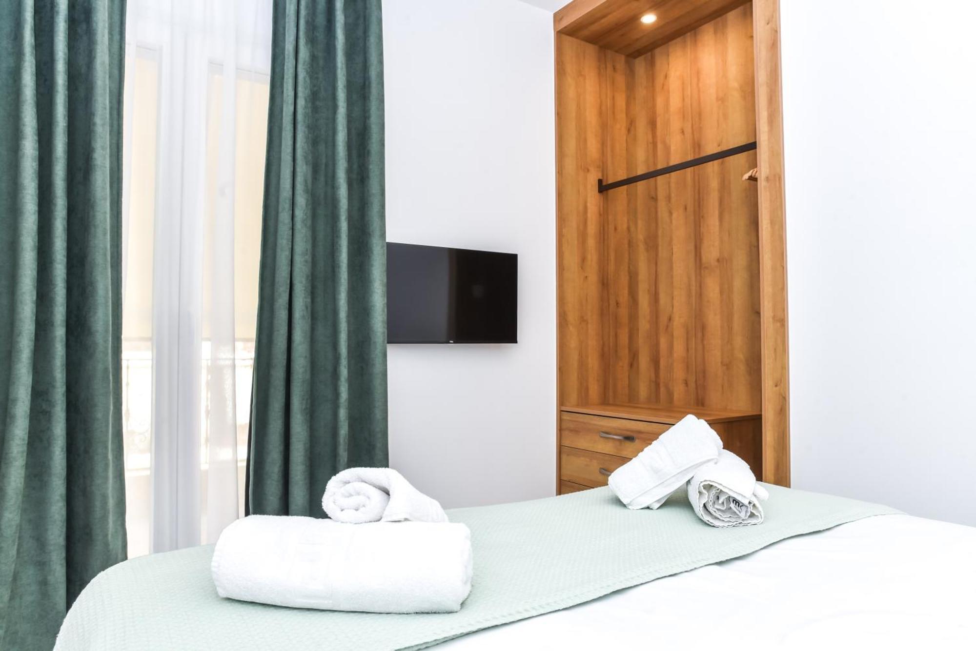 La Perla Apartments Каламата Екстериор снимка
