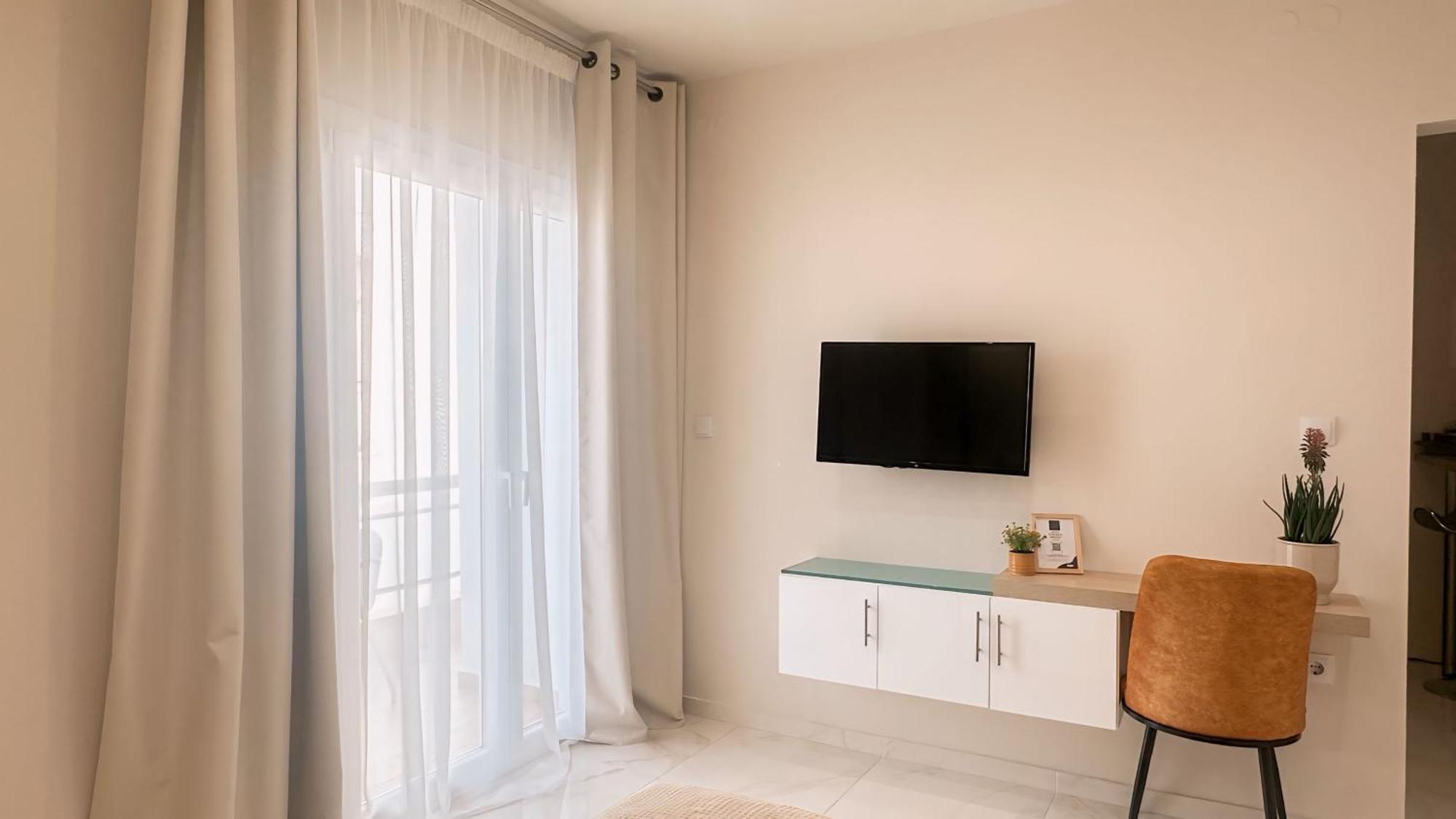 La Perla Apartments Каламата Екстериор снимка
